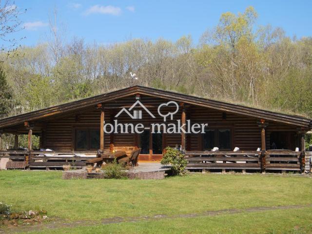 Exklusives Holzblockhaus mit Gästehaus und 8.000qm Grundstück
