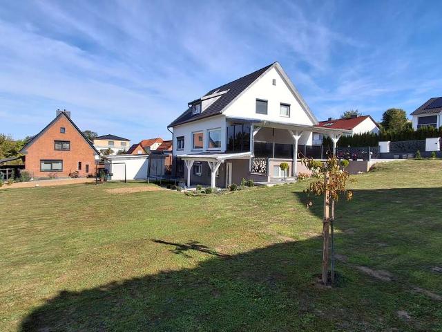 Exklusives, kernsaniertes Zweifamilienhaus mit ca. 250 m²
