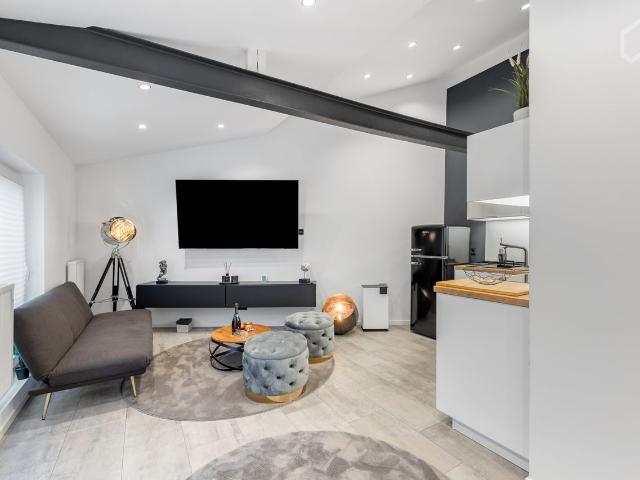 Exklusives Loftapartment im Erdgeschoss mit eigenem Garten & Terrasse im Herzen von Düsseldorf Neubau Highlight, Dusseldorf Amsterdam Apartments for Rent