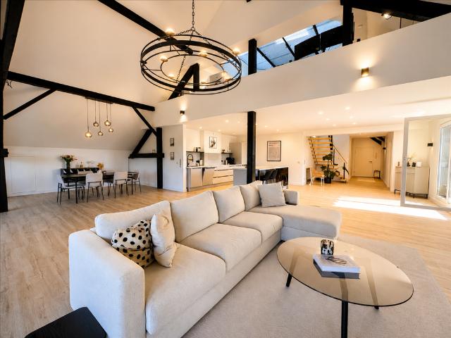 Exklusives Loftflair auf zwei Ebenen: Designküche, Dachterrasse und Weitblick