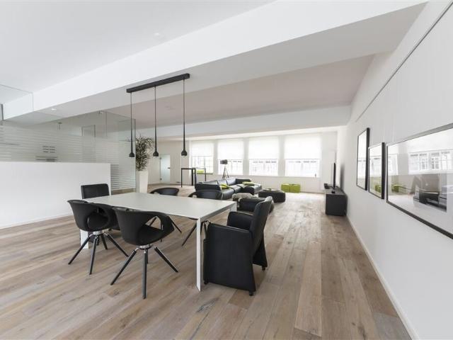 Exklusives Penthouse mit hochwertiger Einbauküche und Dachterrasse in direkter Innenstadtlage