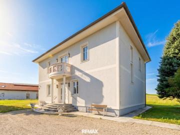 Exklusives Pferdeanwesen nahe Wien – Villa, Reitviereck mit Flutlichtanlage, eingezäunte Koppeln, zweites Wohnhaus und über 25.000 m² Eigengrund