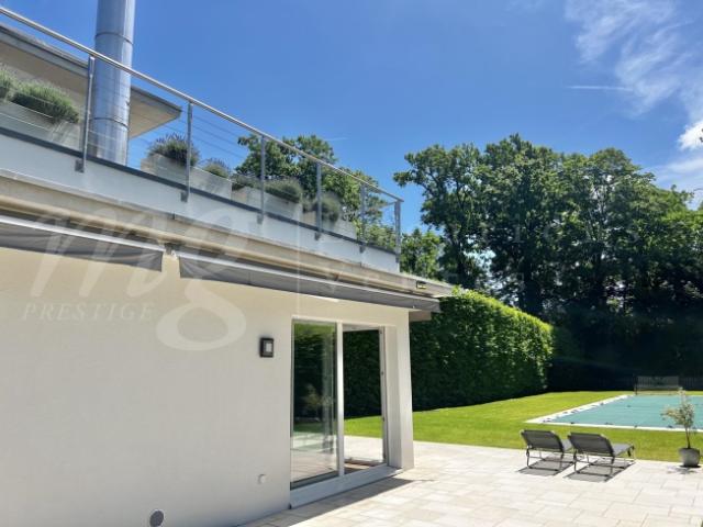 PRÄCHTIGES 8 ZIMMER ZEITGENÖSSISCHES HAUS MIT GARTEN UND GROSSEM SWIMMINGPOOL