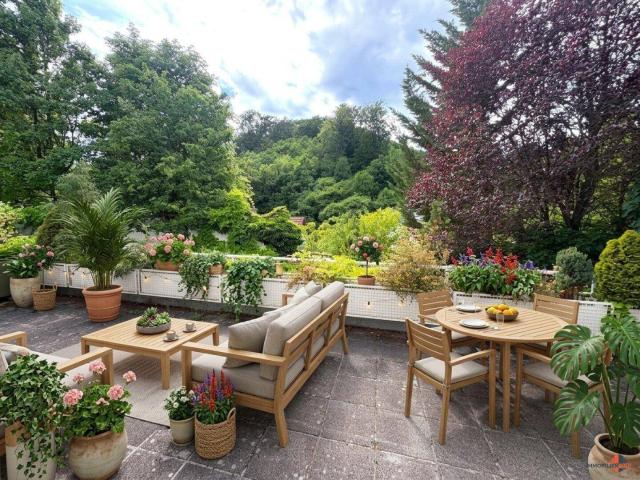 Exklusives Reihenhaus Wohnen mit Terrasse, Pool und Tiefgarage