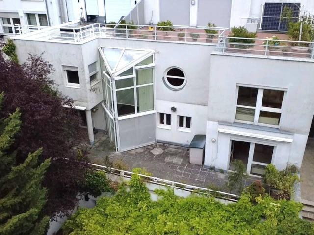 Exklusives Reihenhaus Wohnen mit Terrasse, Pool und Tiefgarage
