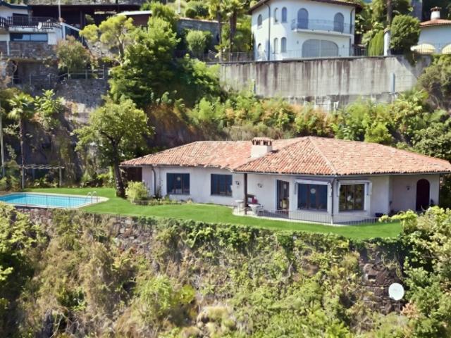 Exklusives, renovierungsbedürftiges Haus mit Pool und atemberaubendem