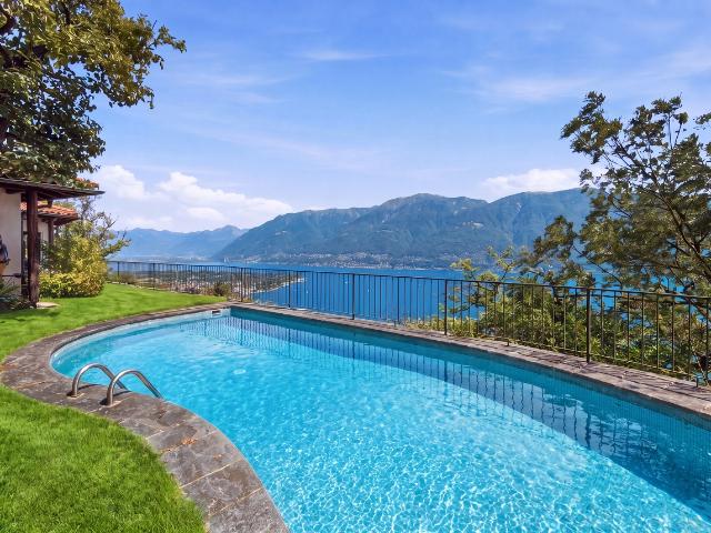 Exklusives, renovierungsbedürftiges Haus mit Pool und atemberaubendem