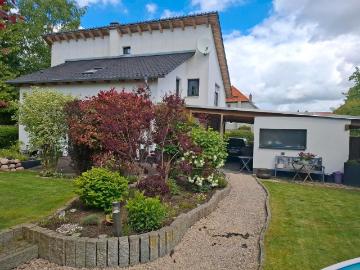 Exklusives und modernes Einfamilienhaus mit großem Carport