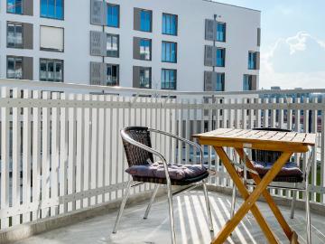 EXKLUSIVES VOLLMÖBLIERTES APARTMENT MIT GROßEM BALKON IN PERLACH ALPENBLICK VON DER DT