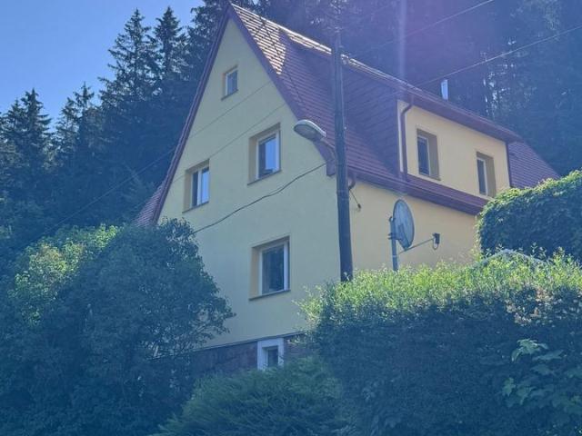 Exklusives Wohnambiente im Grünen: Kernsaniertes Einfamilienhaus