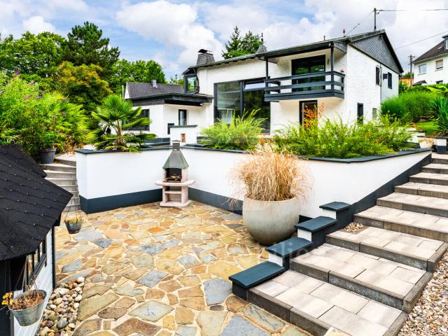 Exklusives Wohnen und Natur im Einklang: Modernes Anwesen mit weitläufigem Grundstück und Waldareal!