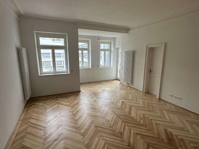 Exklusives Wohnen zwischen Stuck & Parkett – 3 Zimmer Altbau mit Balkon in Bestlage