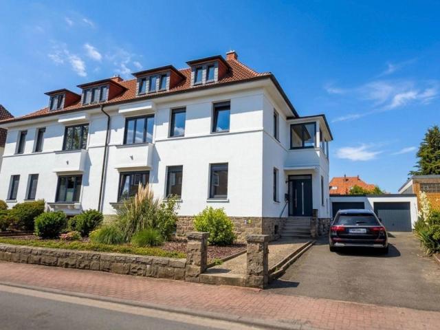 Exklusives Wohnen am Stadthäger Wall: Frisch sanierte Doppelhaushälfte mit großem Garten & 2 Garagen