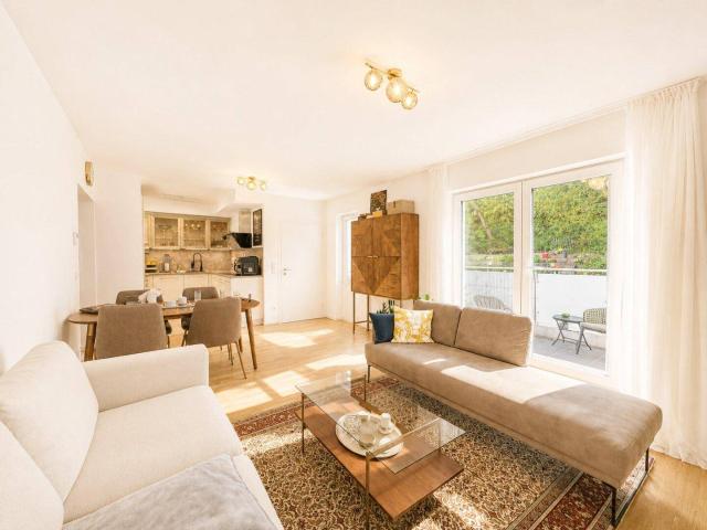EXKLUSIVES WOHNEN AN DER DONAU IM GRÜNEN: traumhafter Blick I großzügiger Balkon I moderne & hochwertige Einbauküche I Fußbodenheizung & Raffstores