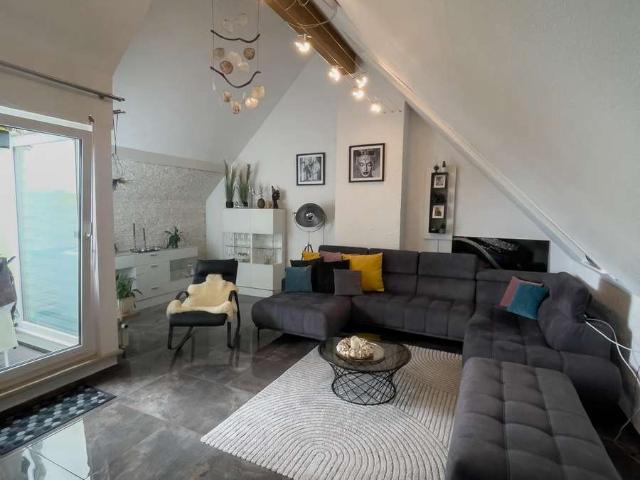Exklusives Wohnen auf zwei Ebenen Großzügige 4 Zimmer Maisonettewohnung mit Loggia & TG Stellplatz