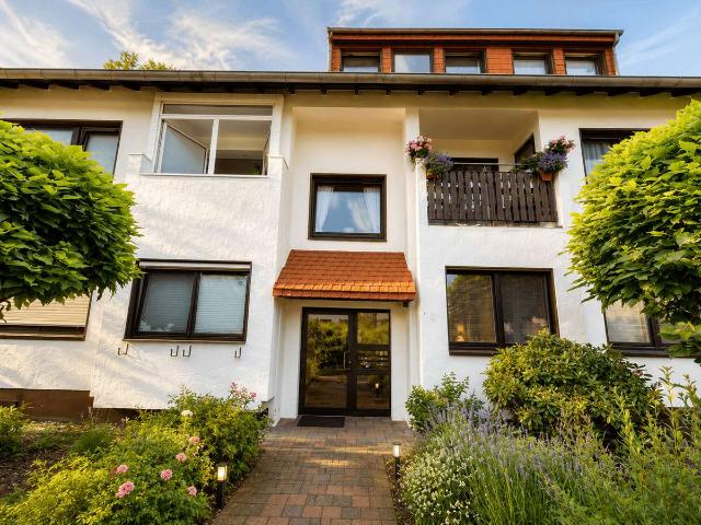 Exklusives Wohnen auf zwei Ebenen – stilvolle Erdgeschosswohnung mit Privatgarten