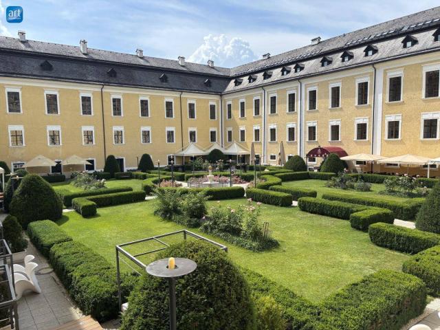 Exklusives Wohnen im Schloss Mondsee: geschmackvolle 2 1/2 Zimmer Wohnung mit Tiefgaragenstellplatz € 500.000