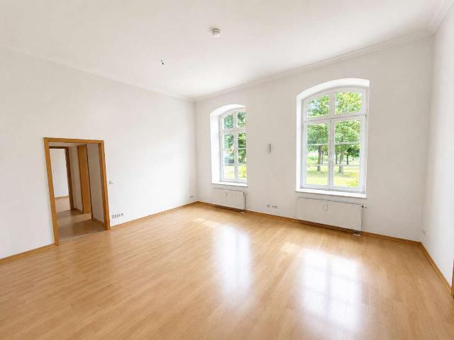 Exklusives Wohnen im Schloss – Große 2 Zimmer Erdgeschosswohnung!