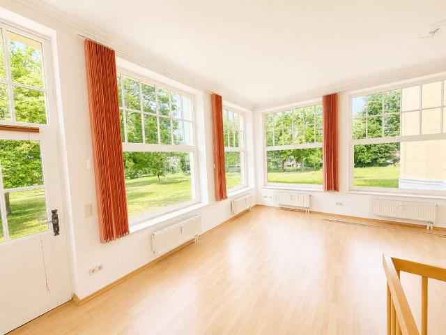 Exklusives Wohnen im Schloss – 2 Zimmerwohnung im Erdgeschoss und Souterrain mit Gartenzugang!