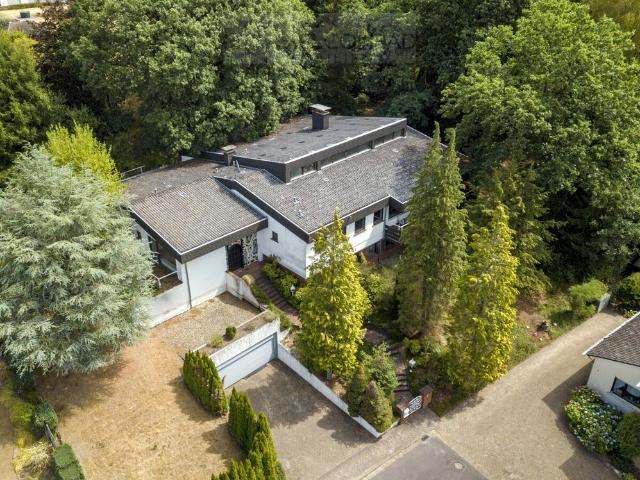 Exklusives Wohnen in bester Lage – Architektenhaus mit Wellnessbereich und großer Einliegerwohnung