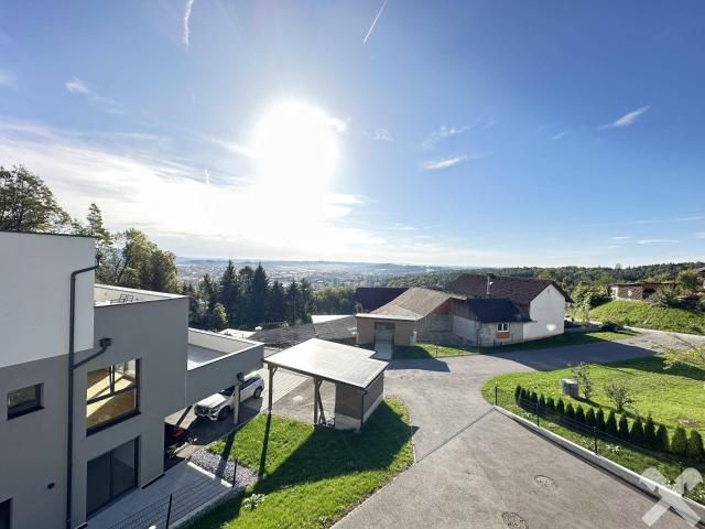 Exklusives Wohnen in Doppelhaushälfte mit Eigengarten und Panoramablick
