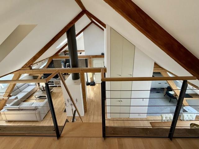 Exklusives Wohnen mit Galerie, Cheminée und Zürichsee in Gehdistanz
