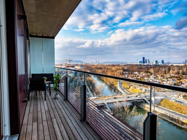 Exklusives Wohnen mit Panorama über Wien: Neuwertige 2 Zimmer Wohnung mit Balkon in der 15. Etage