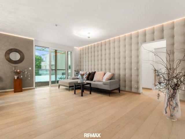 Exklusives Wohnerlebnis in St. Martin: Neuwertige 3 Zimmer Wohnung mit hochwertigem Mobiliar, großem Südwest Balkon und Tiefgaragenstellplatz
