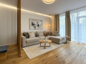 Exklusives Wohngefühl: 3 Zimmer mit Balkon,Parkplatz, maßgefertigten Tischlermöbeln & Designbad direkt in Wr. Neustadt!