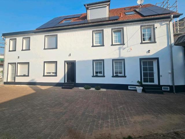 Exklusives Wohnhaus mit Pool und PV