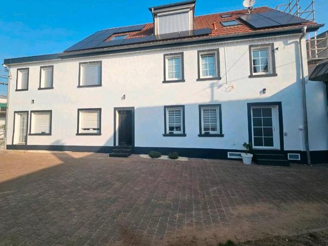 Exklusives Wohnhaus mit Pool und PV