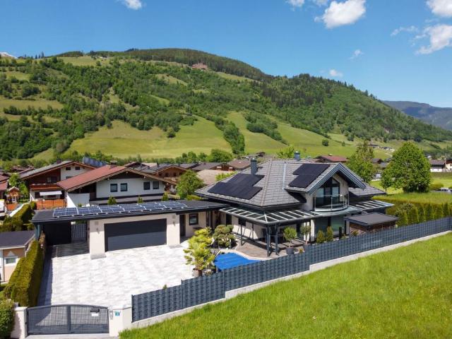 Exklusives Wohnhaus mit Pool, Wellnessbereich, Büro und traumhaftem Bergpanorama