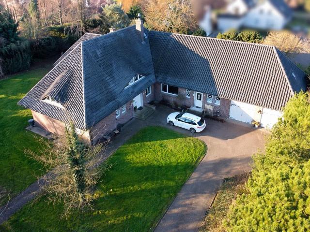 Exklusives Wohnhaus mit Praxis auf großem Grundstück in Lemförde