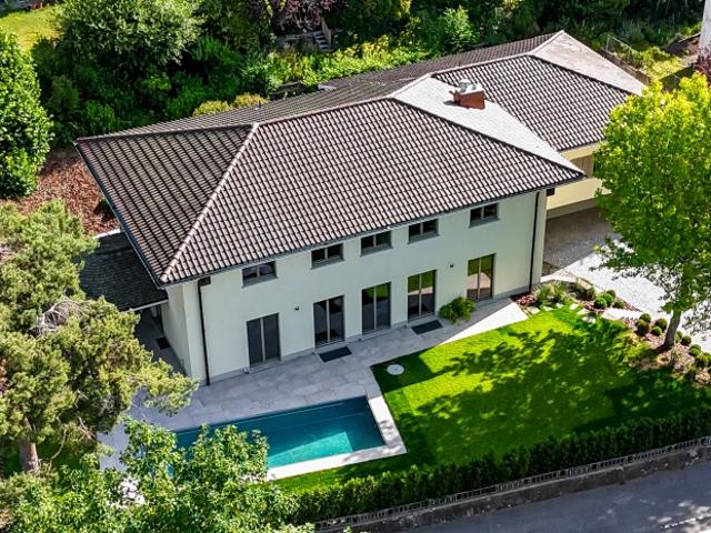EXKLUSIVES WOHNJUWEL MIT STIL, ELEGANZ UND POOL