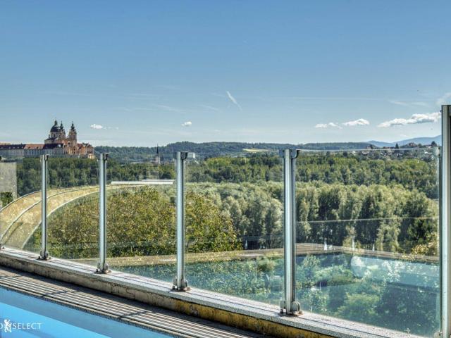 „Exklusives Zuhause mit Pool und traumhaftem Donaupanorama“