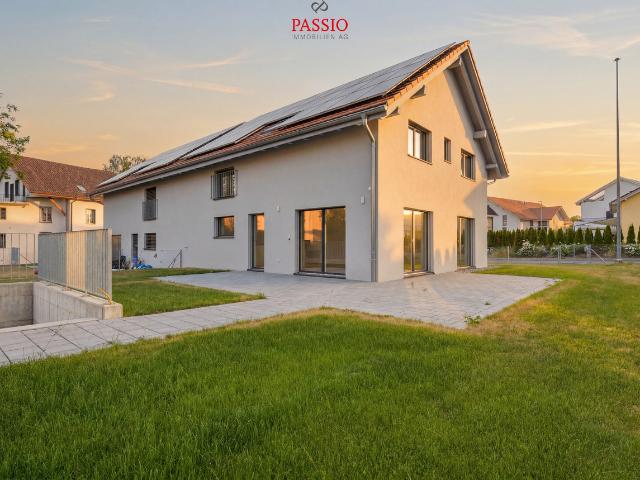 Exklusives 6.5 Zimmer Doppeleinfamilienhaus mit grosszügigem Garten