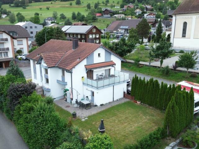 Exklusives 8 Zimmer Einfamilienhaus mit Einliegerwohnung, grossem Garten und Werkstattgarage in ländlicher Lage