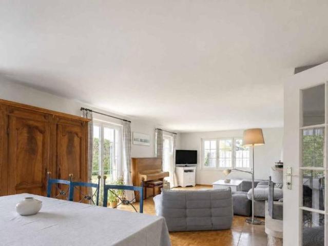 Exklusivität: 7.5 Zimmer Einfamilienhaus Schöner Garten mit Pool