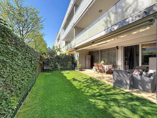 EXKLUSIVITÄT Helle 4 Zimmer Wohnung mit überdachtem Balkon, Privatgarten und Keller – Châtelaine