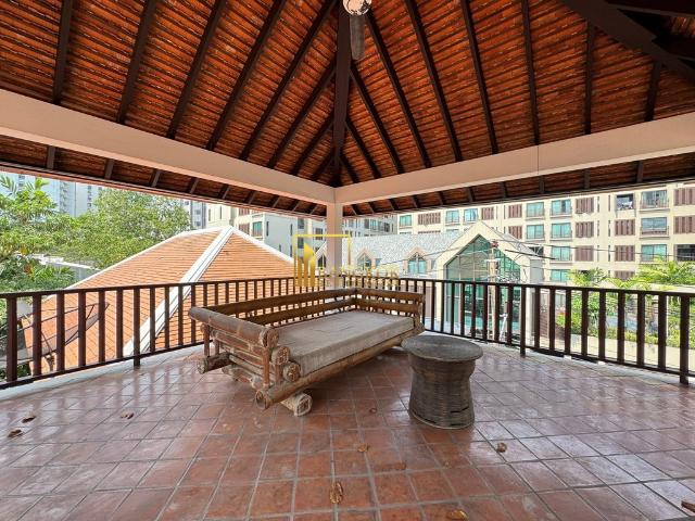Expansive 3 Bedroom House With Private Pool in Phrom Phong BR28021SH
