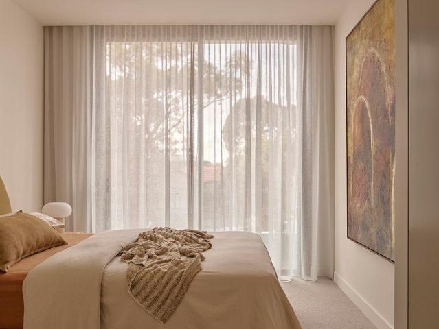 Expansive 3 bedroom penthouse with huge North facing terrace