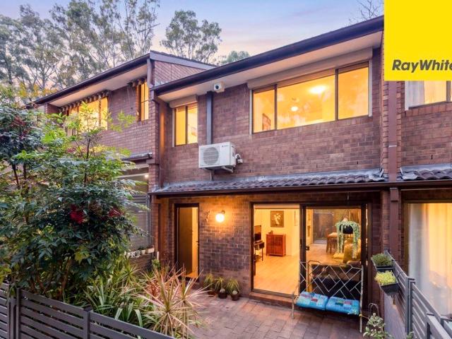 Expansive 131sqm Two bedroom Townhouse Mins' to Station