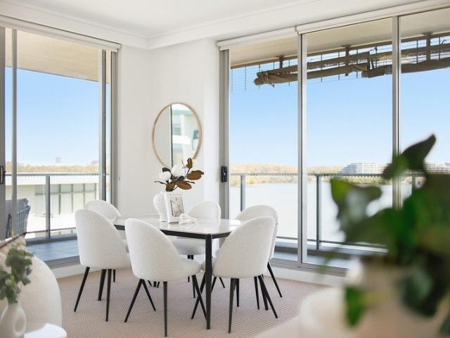 Expansive 145m² Corner Apartment with Spectacular 180° Water Views