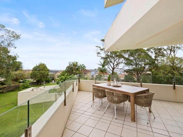 Expansive 190 sqm apartment with leafy harbour outlooks and exciting potential