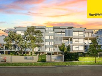 Expansive 1 Bed, Huge Courtyard, Mins to Metro!