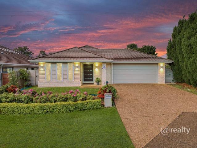 EXPANSIVE 238m2 WARNER LAKES RESIDENCE SET BACKING ONTO PARKLANDS IN QUIET & INTIMATE CUL DE SAC!
