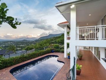 Expansive 2 level luxury residence in prestige location