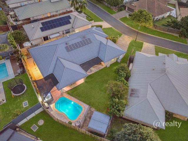 EXPANSIVE 312m2 WARNER LAKES ENTERTAINER'S PARADISE EXUDING WOW FACTOR!