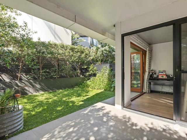 Expansive 37m² Courtyard Living Moments from West Village
