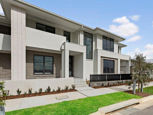 Expansive 5 Bedroom Family Living with Media & Retreat Marian's Mana